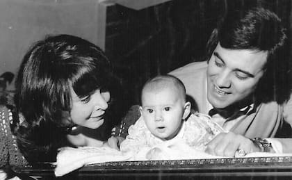 Daniel Guerrero y Zulma Faiad con Eleonora, una de las dos hijas que tuvo el matrimonio (Crédito: Twitter)
