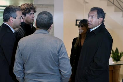 Daniel Hadad y Martín Losteau en el velatorio de Marcelo Zlotogwiazda