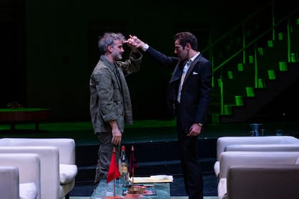 Daniel Hendler y Guido Boto Fiora, en Las manos sucias, el gran éxito del Teatro San Martín
