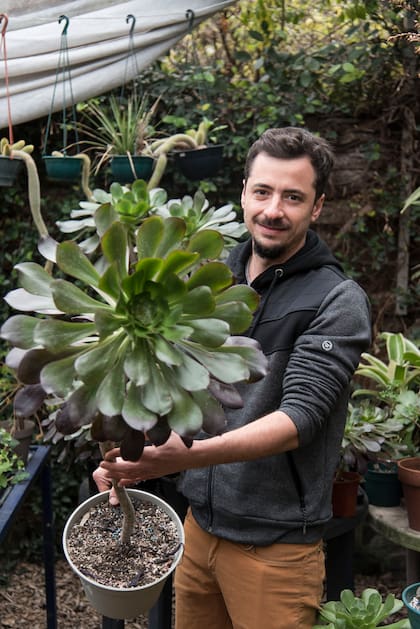 Daniel heredó el oficio de su papá. Todos los días cuida del jardín