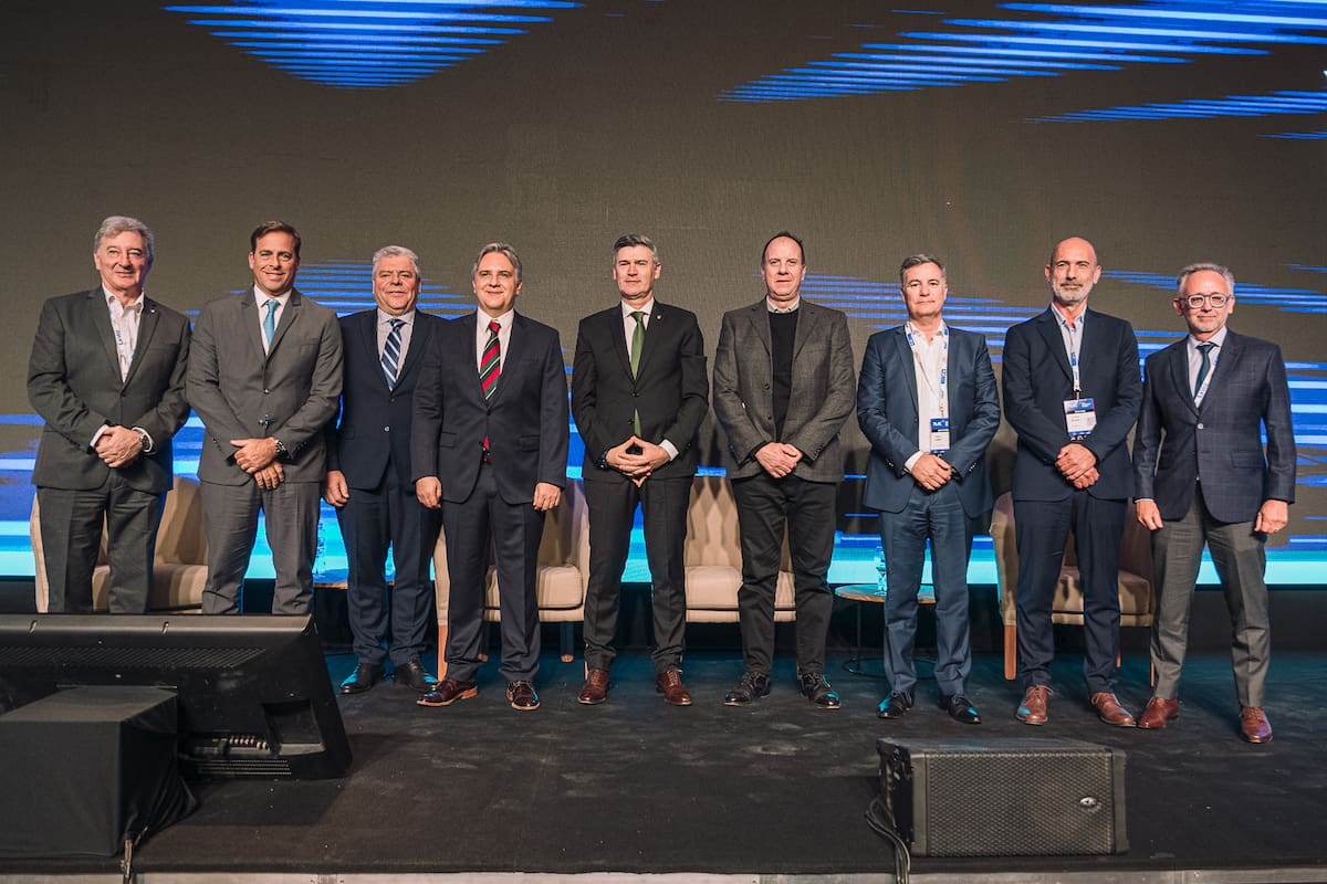Daniel Herrero (presidente Prestige Auto, representante de Mercedes Benz), Martín Zuppi (Presidente Stellantis Argentina), Gerardo Acosta (presidente del Clauto), Martín Llaryora (gobernador de la provincia de Córdoba), Daniel Passerini (intendente de la ciudad de Córdoba), Juan Tillard (gerente general de La Voz del Interior), Pablo Sibilla (presidente y director de Renault Argentina), Ricardo Cardozo (presidente de Iveco Group Argentina), Marcellus Puig (presidente de Volkswagen Argentina)