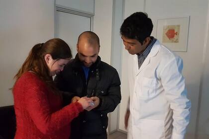 Daniel Iturria y Silvina Ibarra, padres no videntes, cuando pudieron conocer el rostro de su beba gracias a la representación física de la ecografía 5D creada por los médicos Mario Pelizzari y Ricardo Ledesma del Instituto Oulton