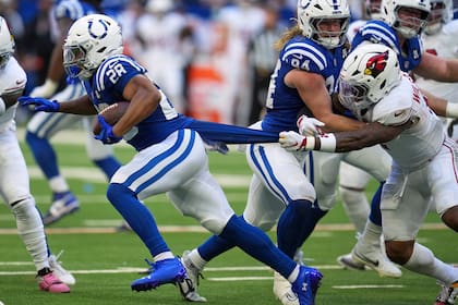 Daniel Jones lanza dos touchdowns mientras los Colts remontan y vencen 31-27 a los Cardinals