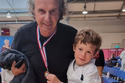 Daniel, junto a su nieto, Tomi.