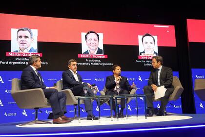 Daniel Ketchibachian (Aeropuertos Argentina), Martín Galdeano (Ford) y Martín Ticinese (Quilmes) y José Del Rio (LA NACION), en el AmCham Summit