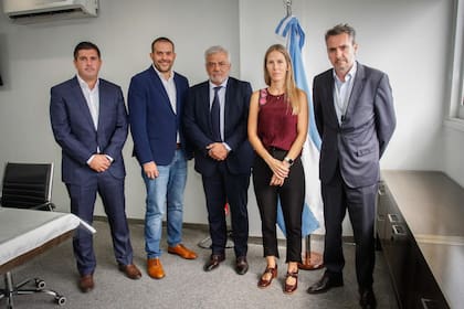 Daniel Ketchibachian, CEO de Aeropuertos Argentina; el presidente del directorio del Organismo Regulador del Sistema Nacional de Aeropuertos (Orsna), Hernán de Arzuaga Pinto; el director General de Aduanas (DGA), José Veliz; y la gerente general de la Cámara Argentina de Prestadores de Servicios Internacionales Aeroexpresos (Capsia), Luciana Larsen