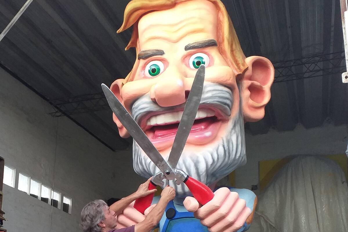 Daniel Luengo trabaja en los últimos detalles de la figura de cartapesta que preparó para este carnaval. Su familia y la de los Valfiorani y los Urcola son referentes de esta celebración histórica