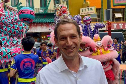 Daniel Lurie es heredero de una enorme fortuna