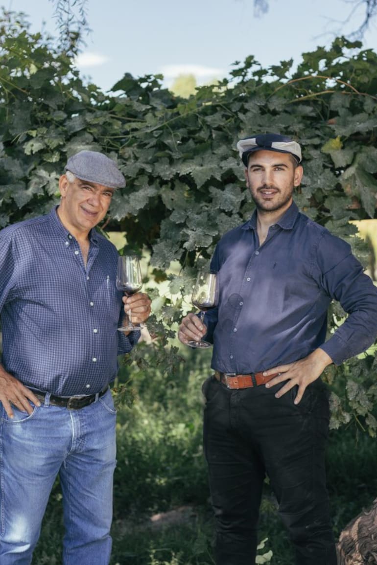Daniel Manzur, padre e hijo. Ambos están al frente de la bodega El Bayeh.