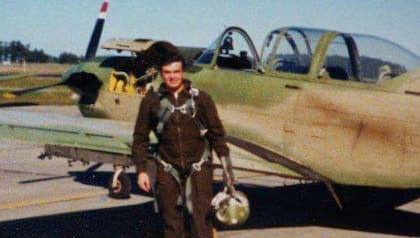Daniel Miguel, con su avión de combate