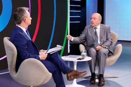 Daniel Montamat, exsecretario de Energía, junto a Pablo Fernández Blanco, periodista de LA NACION