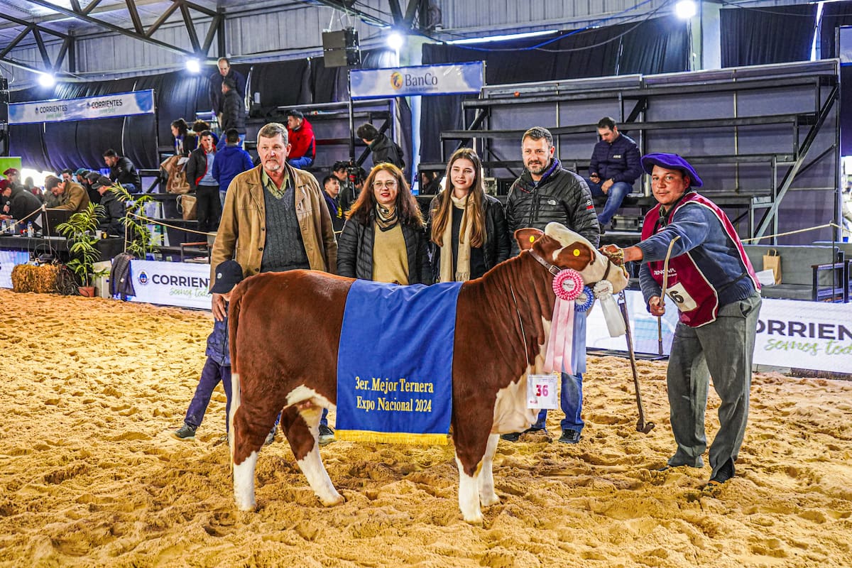 Daniel Moritz, su mujer y su hija Salomé junto a un amigo con el ejemplar premiado