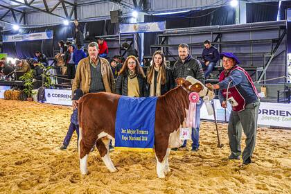 Daniel Moritz, su mujer y su hija Salomé junto a un amigo con el ejemplar premiado