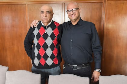 Daniel Muñoz, padre biológico de Ariel García, en un encuentro con su hijo