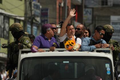 Daniel Noboa durante la campaña presidencial, resguardado por militares y policías