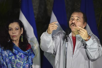 Daniel Ortega y su esposa