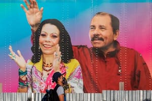 Daniel Ortega y su mujer Rosario Murillo en un mural en Managua