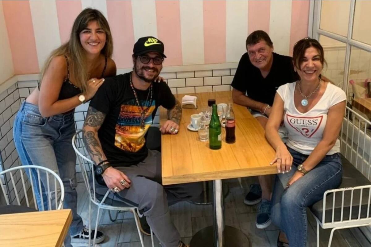 Daniel Osvaldo junto a Julio César Falcioni y las dos hinchas que capturaron el momento de la reunión que fue clave para su arribo a Banfield