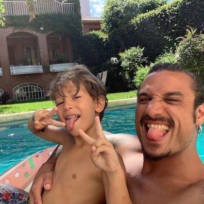 Daniel Osvaldo junto a Momo en su residencia de Lomas de Zamora
