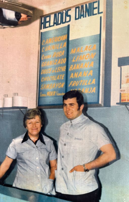 Daniel Paradiso junto a su madre en el primer local de la marca