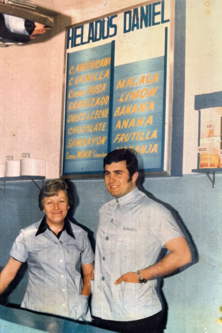Daniel Paradiso junto a su madre en el primer local de la marca