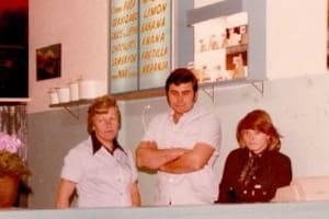 Daniel Paradiso junto a su madre y su ex mujer, en el primer local de la marca