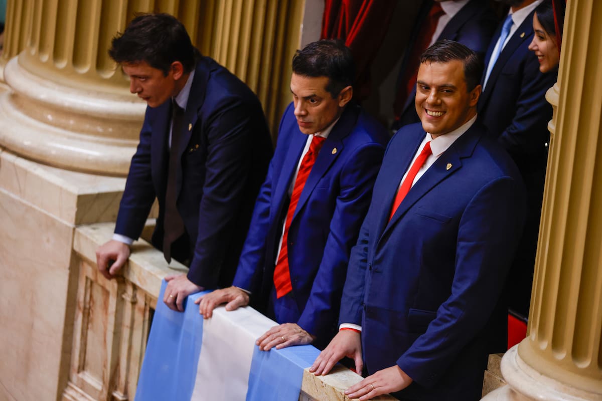 Daniel Parisini, conocido como "El Gordo Dan", en un palco del Congreso con el viceministro de Justicia, Sebastián Amieiro, y el asesor de Milei Santiago Caputo