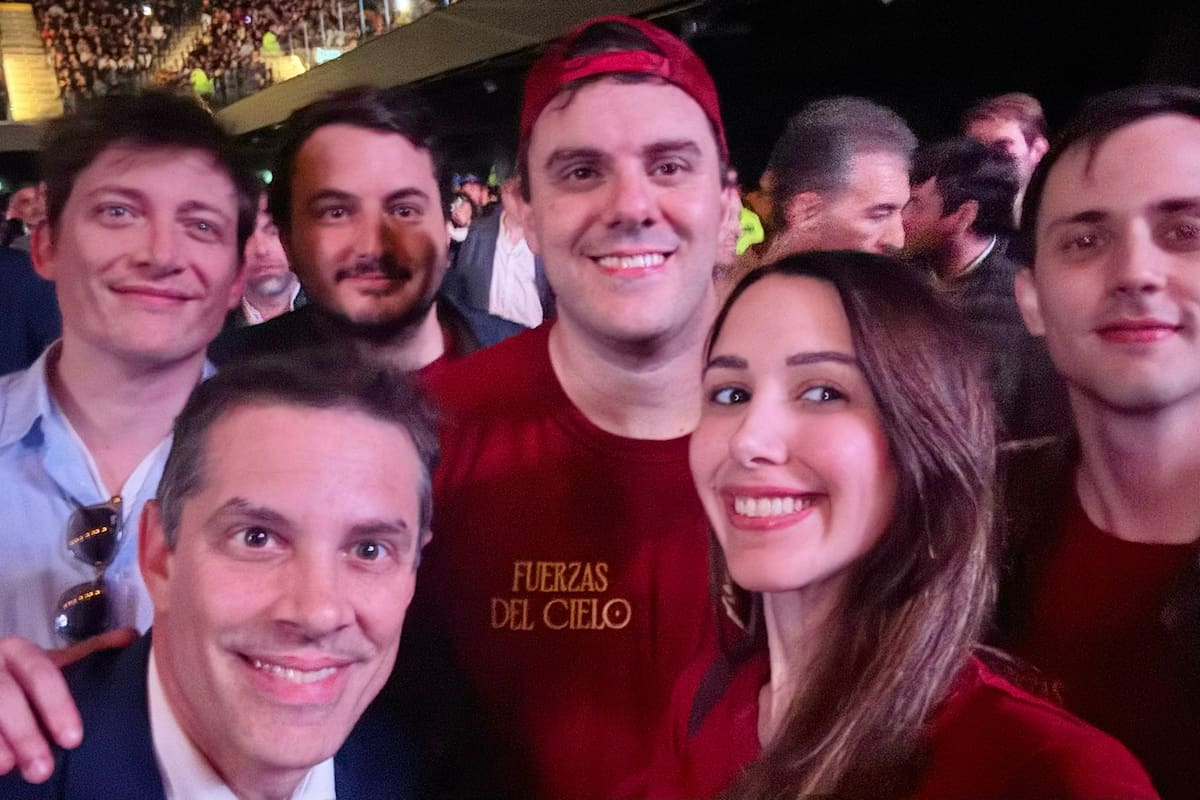 Daniel Parisini, junto a Santiago Caputo y los funcionarios tuiteros de LLA