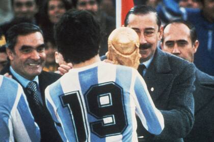 Daniel Passarella, capitán argentino, recibe la Copa del Mundo de manos del presidente Videla