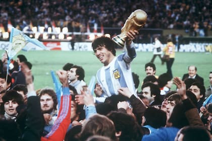 Daniel Passarella, con la preciada Copa del Mundo