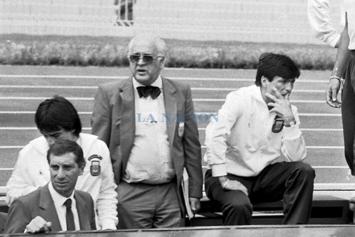 Daniel Passarella en los momentos antes del comienzo del partido; Bilardo contó que Passarella ensayó una hora y media antes del partido, pero no pudo jugar