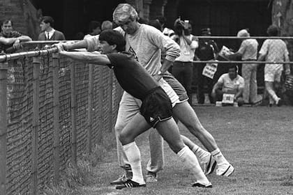 Daniel Passarella junto al doctor Madero durante un entrenamiento durante la Copa del Mundo de 1986