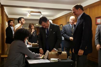 Daniel Pelegrina, presidente de la Rural, en el centro en el momento de la votación