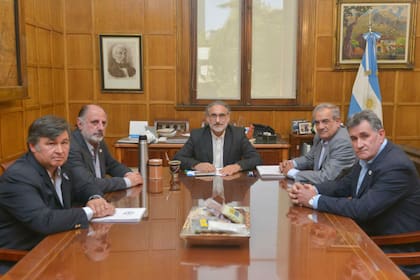 Daniel Pelegrina (SRA), Jorge Chemes (CRA), el ministro Luis Basterra, Carlos Iannizzotto (Coninagro) y Carlos Achetoni (FAA)