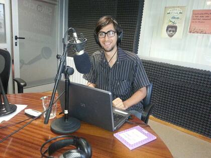 Daniel Peralta es locutor.