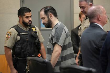 Daniel Perry regresa a su asiento después de ser sido sentenciado a 25 años por el asesinato de Garrett Foster, el miércoles 10 de mayo de 2023, en el Centro de Justicia Criminal Blackwell-Thurman, en Austin, Texas. (Jay Janner/Austin American-Statesman via AP, Pool)