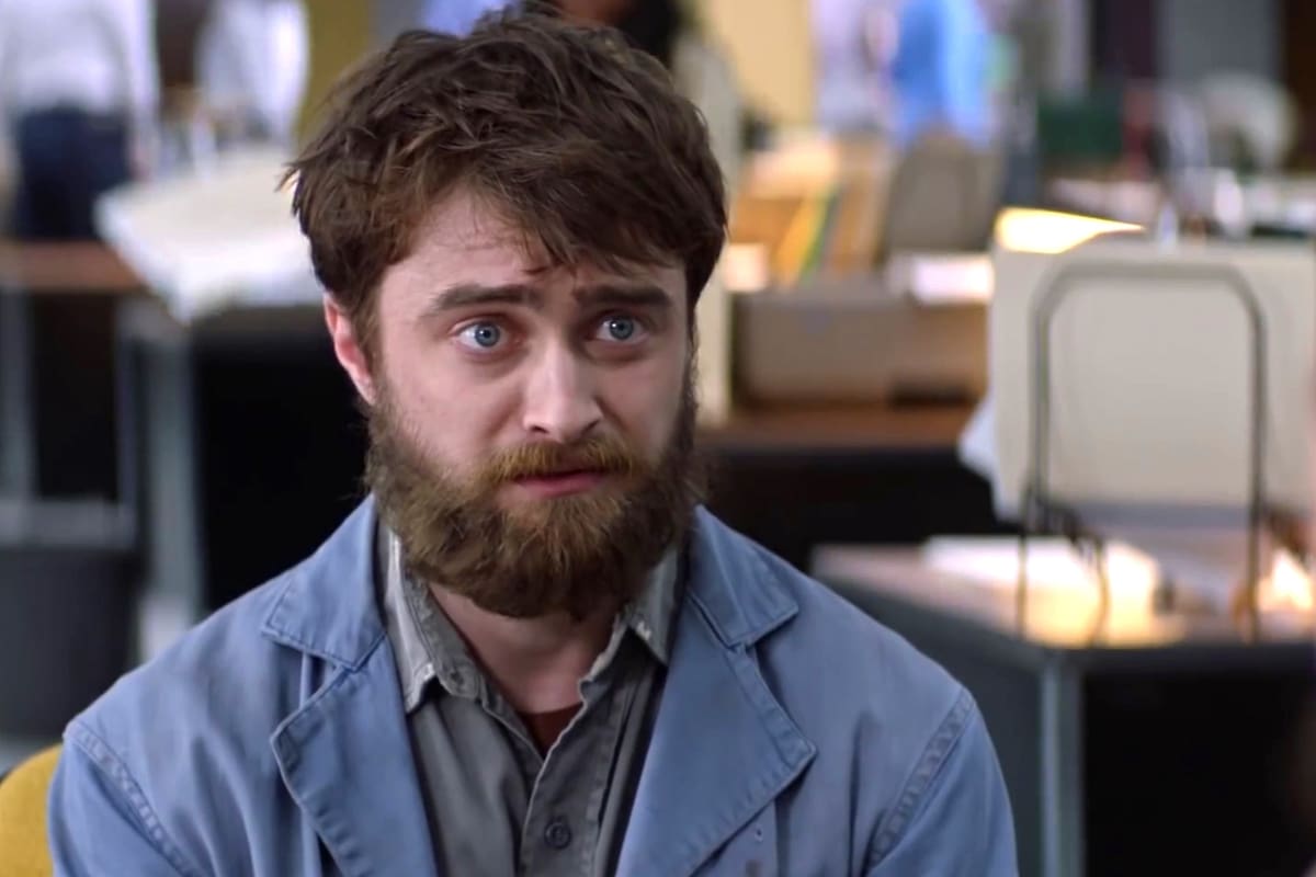 Daniel Radcliffe es un tímido operario del departamento de las plegarias respondidas en el cielo que imagina la serie Miracle Workers