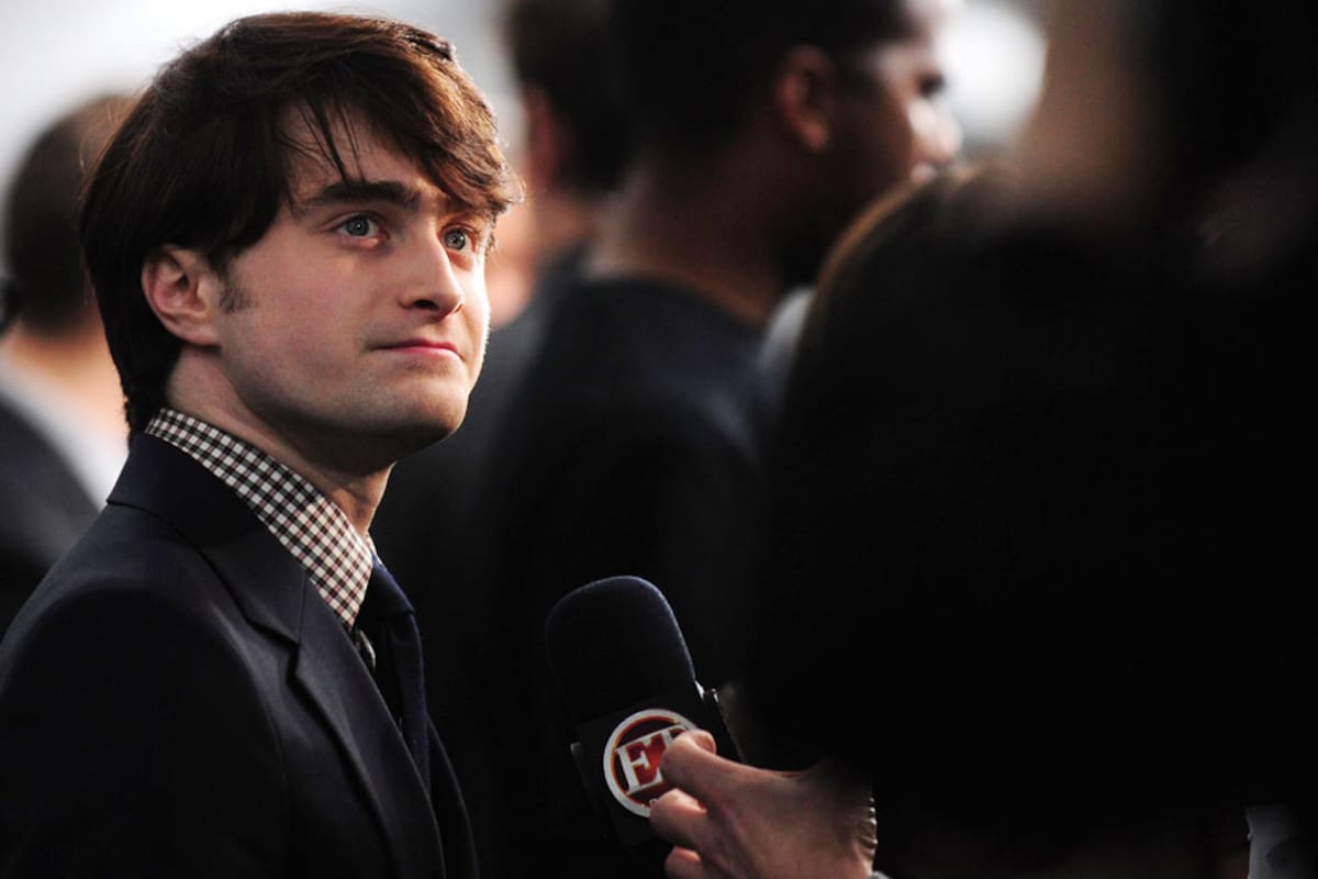 Daniel Radcliffe se toma un segundo para reflexionar entre la gente, en la entrada al estreno de la primera parte de "Harry Potter and the Deathly Hallows", el final de la saga que lo catapultó a la fama