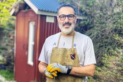 Daniel Reche comenzó a fabricar cuchillos en 2006 como un hobby y hoy abastece a las cocinas de los grandes chefs de Tierra del Fuego
