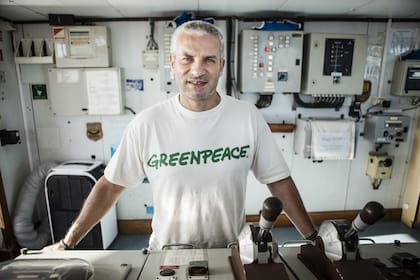 Daniel Rizzotti, capitán del barco, lleva 20 años en Greenpeace. Estuvo varias veces preso por su activismo.