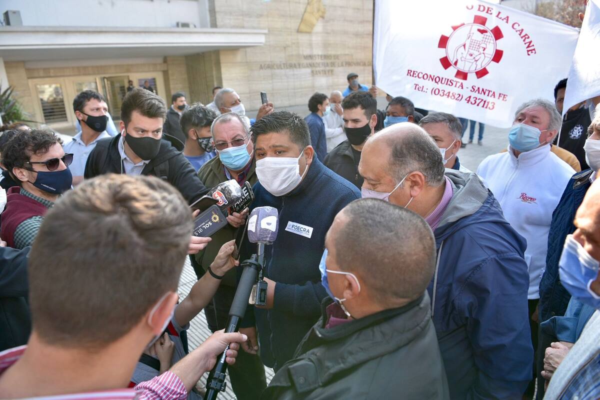 Daniel Roa, en el centro, secretario general del Sindicato de la Carne de Santa Fe