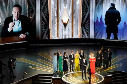 Daniel Roher y los miembros del equipo de "Navalny" aceptan el premio al mejor largometraje documental en los Oscar el domingo 12 de marzo de 2023, en el Dolby Theatre de Los Ángeles.