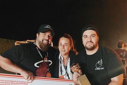 Daniel, Roxana y Renzo recibiendo el premio a la mejor hamburguesa de Estados Unidos.