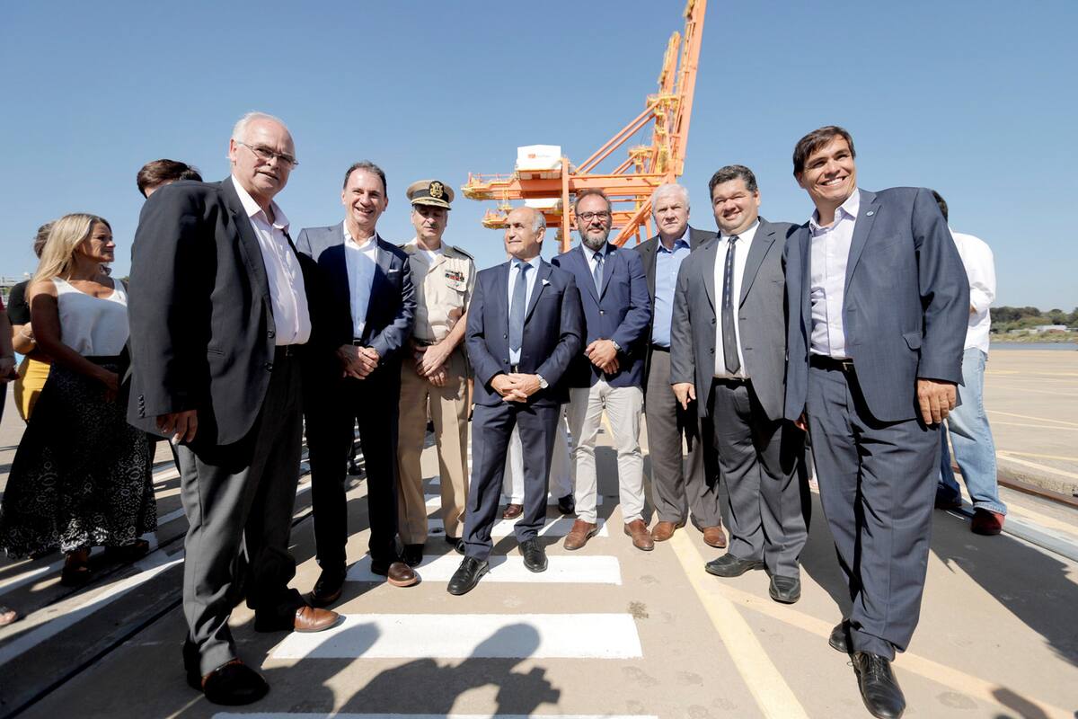 Daniel Salvador (centro), vicegobernador bonaerense, junto a empresarios y funcionarios