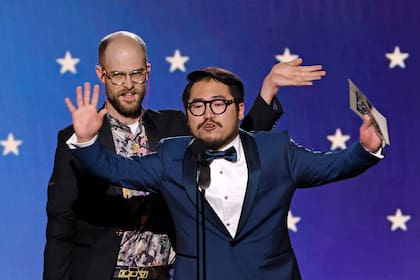 Daniel Scheinert y Daniel Kwan, los Daniels, en el escenario de los Critic's Choice, donde se llevaron el premio al mejor director por el film