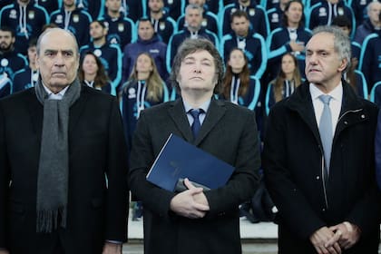 Daniel Scioli (derecha) junto al presidente Javier Milei y el exjefe de Gabinete Guillermo Francos