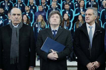 Daniel Scioli, en un acto, junto a Milei y Guillermo Francos, la llave para su llegada al gobierno libertario