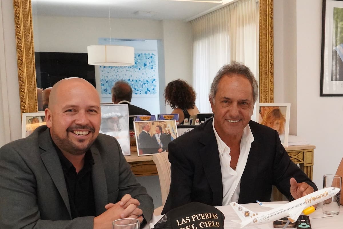 Daniel Scioli, junto a directivos de la empresa aérea Flybondi, la semana pasada.