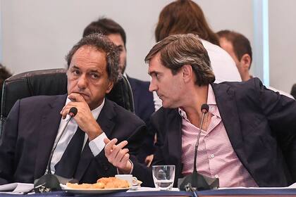 Daniel Scioli junto a Mariano Elizondo, de la Superliga, ayer en la comisión de Deportes