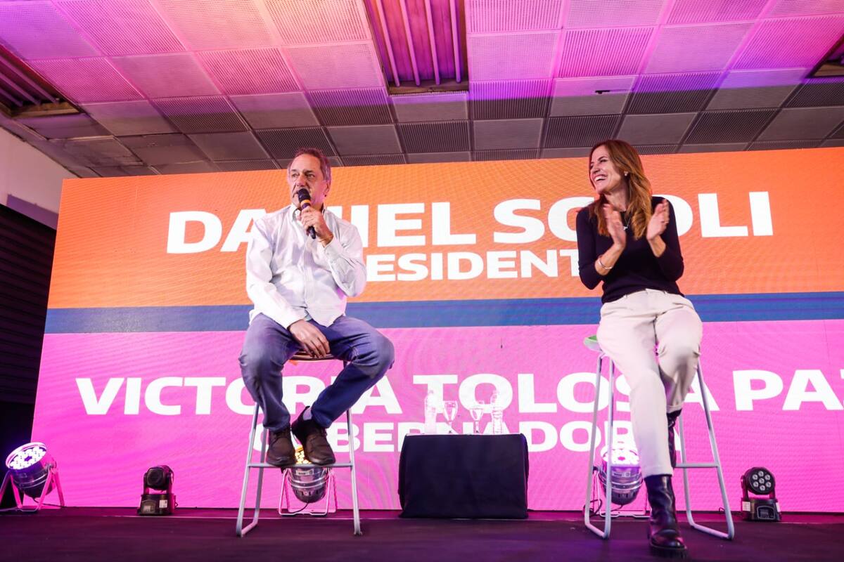 Daniel Scioli junto a Victoria Tolosa Paz